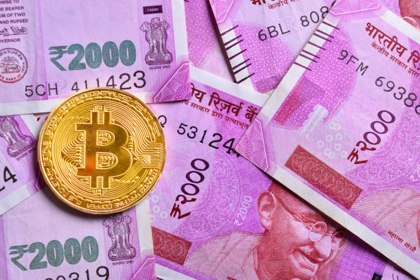 concetto di bitcoin, denaro indiano con bitcoin criptovaluta - india indian culture business technology foto e immagini stock