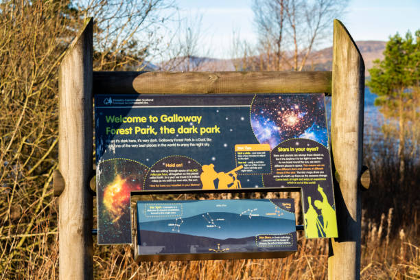 dark sky park sign, galloway forest park, clatteringshaws loch, scozia - galloway foto e immagini stock