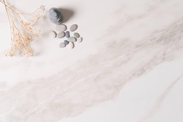 pedras de equilíbrio zen branco na mesa de mármore, vista superior. - lastone therapy massaging spa treatment stone - fotografias e filmes do acervo