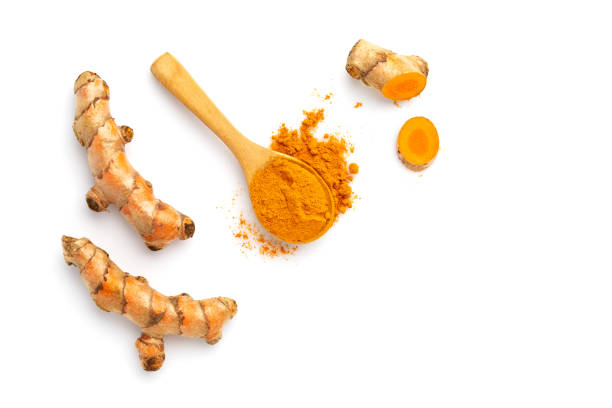 polvere di curcuma e radice di curcuma isolata su sfondo bianco, vista dall'alto - spice kitchen utensil herb curry powder foto e immagini stock