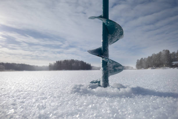 sujets de pêche d’hiver. forage sur glace. - ice fishing photos et images de collection