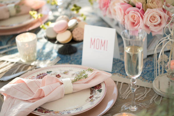 elegante tavolo da pranzo per la festa della mamma - plate dinning table blue foto e immagini stock