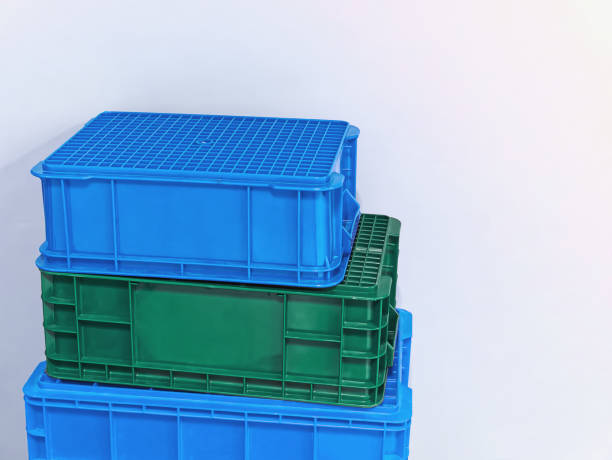 白壁に対する積層された緑と青のプラスチックバスケット - 2599 ストックフォトと画像