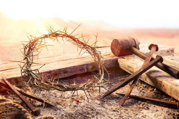 crucificação ao pôr do sol - cruz com coroa de espinhos martelo e pregos sangrentos - christ thorn - fotografias e filmes do acervo