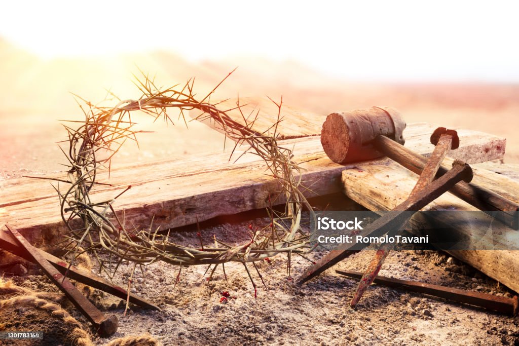 Распятие на закате - Крест с короной шипов молот и кровавые ногти - Стоковые фото Иисус Христос роялти-фри