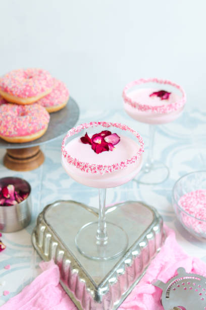 różowy krem truskawkowy cocktail drink z posypką cukrową i płatkami róż - cream sprinkles food and drink freshness zdjęcia i obrazy z banku zdjęć