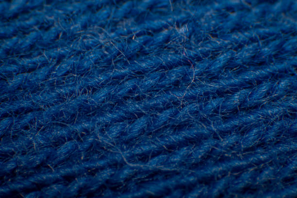 合成布のクローズアップ、ギャップのあるブルーファイバー、高倍率、スーパーマクロ。 - wool close up knitting fiber ストックフォトと画像