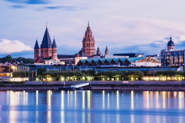 Mainz cityscape during the blue hour with the Dom Mainz cityscape with St. Martins cathedral during blue hour mainz stock pictures, royalty-free photos & images