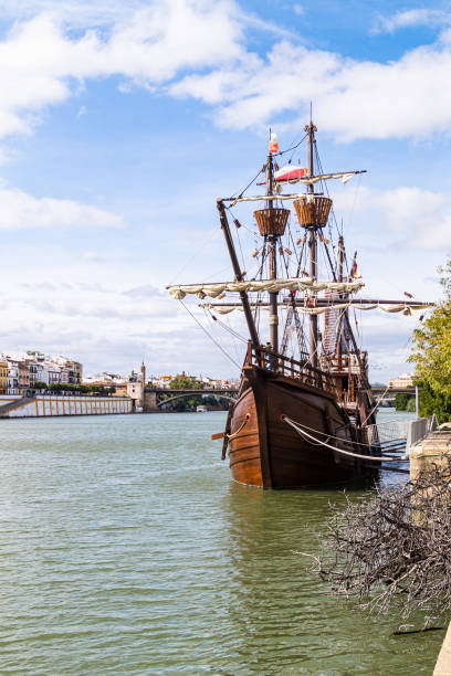 réplica de la nao victoria española que hizo la primera ronda del mundo (sevilla, españa). - railroad crossing bridge river nautical vessel fotografías e imágenes de stock