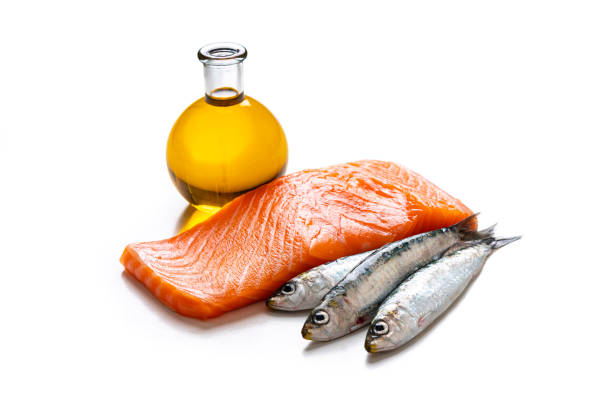 salmón, sardinas y aceite de oliva. alimentos saludables para grasas aislados sobre fondo blanco - omega 3 fotografías e imágenes de stock