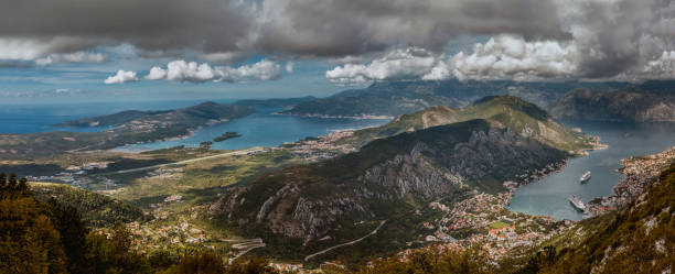 baía de kotor das alturas. vista do monte lovcen até a baía. - lovcen - fotografias e filmes do acervo