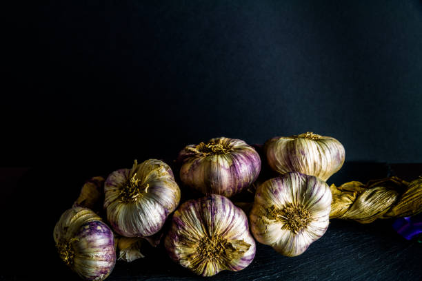 마늘의 문자열, 상단에 복사 공간 - garlic hanging string vegetable 뉴스 사진 이미지