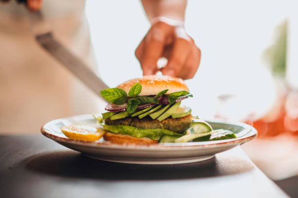 hamburguesa de garbanzo vegano saludable - hamburguesa vegetariana fotografías e imágenes de stock