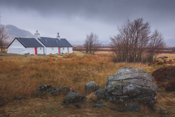 blackrock cottage. glencoe, scottish highlands - cottage scotland scottish culture holiday imagens e fotografias de stock