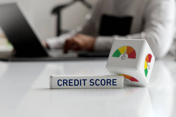 benutzer von laptop und credit score concept auf dem tisch - report history debt finance stock-fotos und bilder