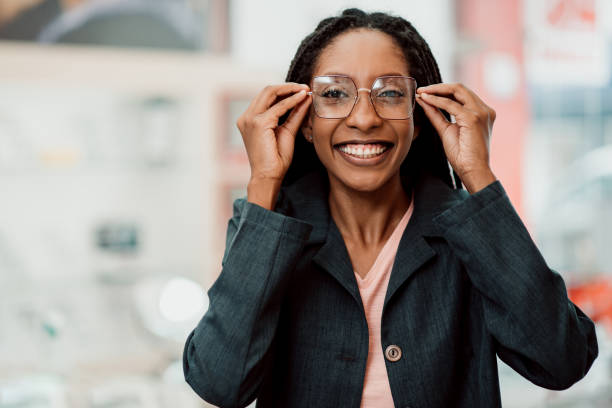 眼鏡をかけた女性 - optics store ストックフォトと画像