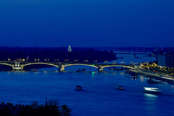 nighttime in budapest - budapest parliament building chain bridge night imagens e fotografias de stock