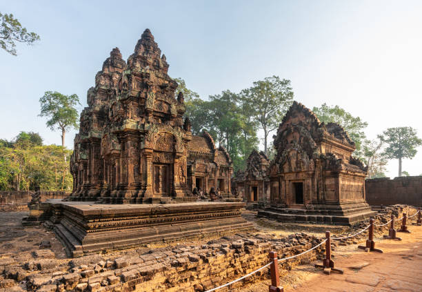 santuari primari e secondari del tempio banteay srei ad angkor, cambogia - sanctuaries foto e immagini stock