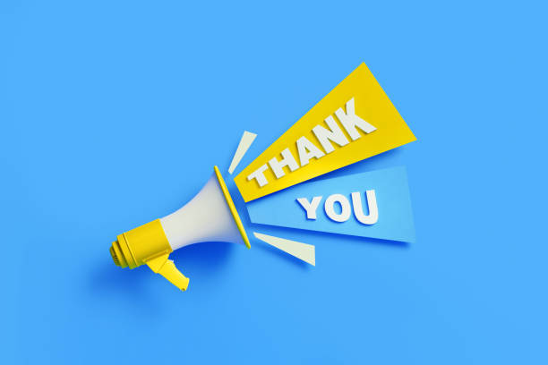 gracias saliendo del megáfono amarillo sobre el fondo azul - concepto de gratitud - thank you fotografías e imágenes de stock