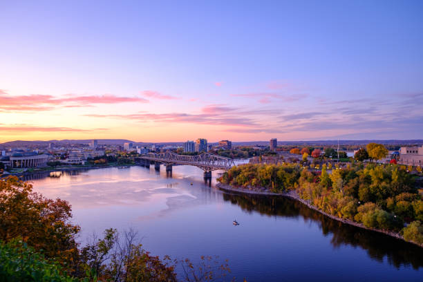 blick auf den ottawa river bei sonnenuntergang - ottawa stock-fotos und bilder