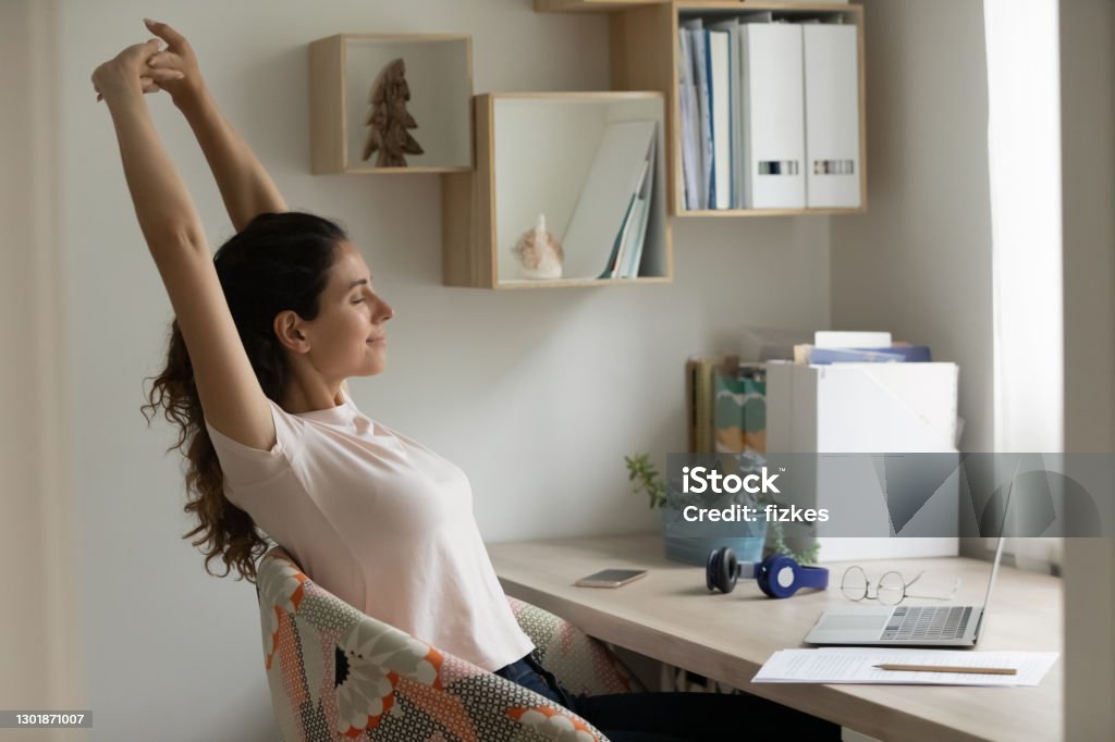 Bahagia Wanita Muda Puas Dengan Menyelesaikan Pekerjaan Rileks