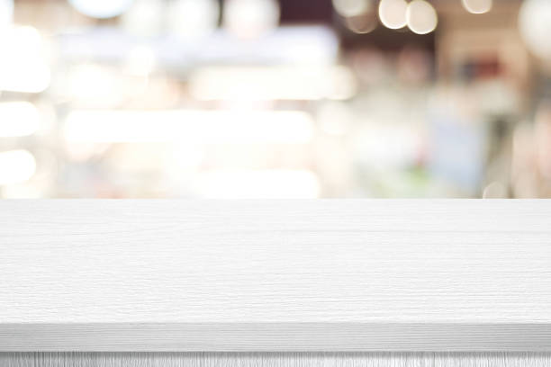 White table presentation, desk and blur background, Empty wood counter, shelf surface over blur restaurant white bokeh background, Wood table top for retail shop, store product display banner, mock up presentación de la mesa blanca, escritorio y fondo borroso, contador de madera vacía, superficie del estante sobre el fondo bokeh blanco del restaurante borroso, tablero de la mesa de madera para la tienda de venta al por menor, banner de la exhibición