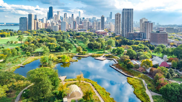 chicago skyline luft-drohnen-ansicht von oben, see michigan und stadt chicago innenstadt wolkenkratzer stadtbild vogelblick aus park, illinois, usa - architecture bridge built structure business stock-fotos und bilder