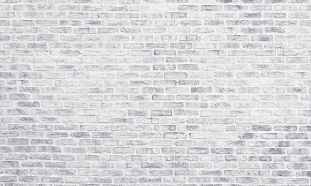 texture blanche lavée de mur de brique. brique rugueuse gris clair. fond blanchi à la chaux de cru - blanchi à la chaux photos et images de collection