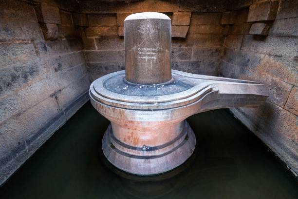 świątynia badavilinga â sanktuarium dla śiwy. świątynia badavilinga w hampi ma największą monolityczną shiva linga w hampi. abstrakcyjne lub aniconic reprezentacji hinduskiego bóstwa shiva. karnataka, indie. - lingam zdjęcia i obrazy z banku zdjęć