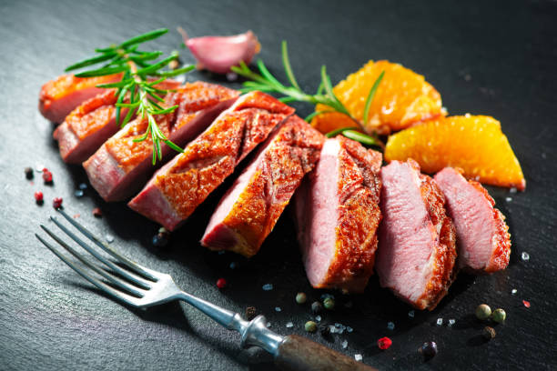 крупным планом нарезанного жареного филе утиной грудки - duck breast стоковые фото и изображения