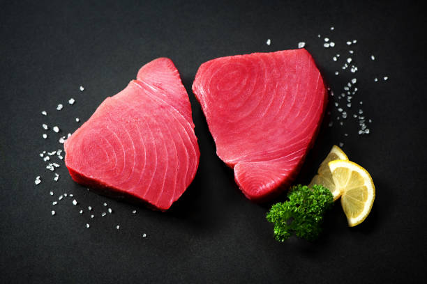 白い背景に分離新鮮なマグロの魚の切り身ステーキ - tuna tuna steak raw freshness ストックフォトと画像