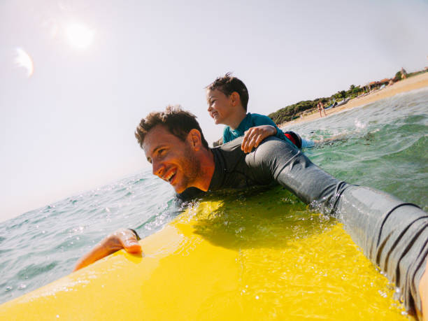 surfear con papá - surfing beach family father fotografías e imágenes de stock