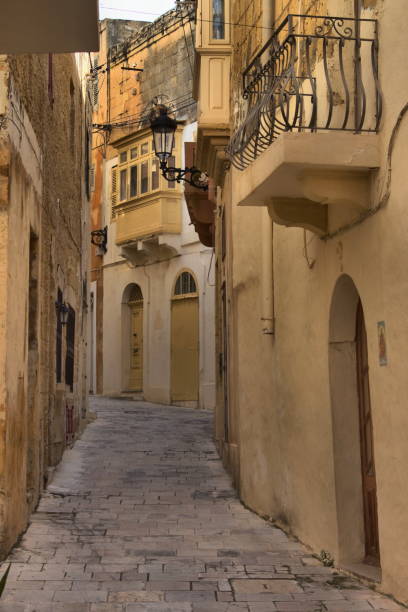 paesaggio urbano della città di rabat a gozo, malta - rabat gozo foto e immagini stock