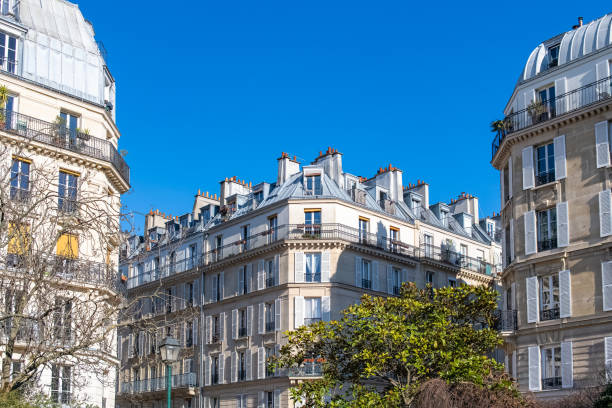 パリ、典型的なファサードと窓 - building exterior built structure street paris france ストックフォトと画像