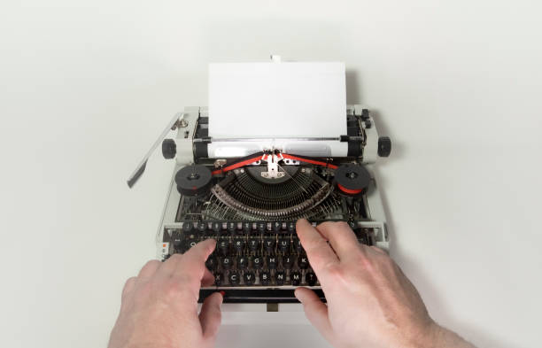 moment pisania na maszynie do pisania z bliska starej maszyny do pisania - machine typewriter human hand typing zdjęcia i obrazy z banku zdjęć