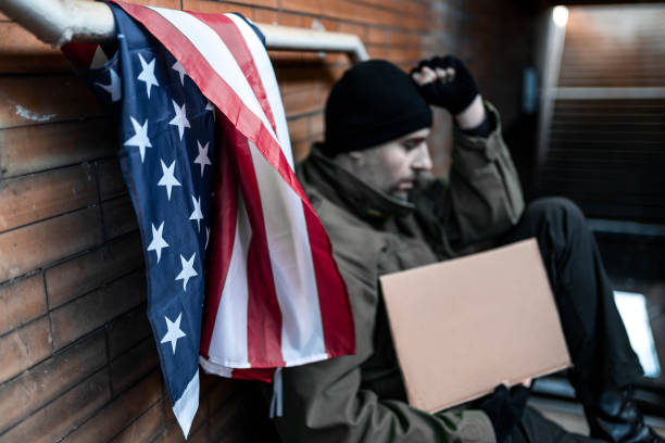 homeless veteran holding blank cardboard sign - depression sadness usa american flag imagens e fotografias de stock