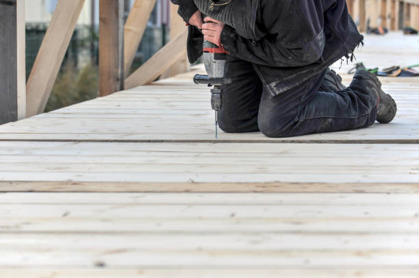 handwerker mit bohrarbeiten auf einer holzbrücke - feature-bild mit viel kopierraum im vordergrund - building feature fotos stock-fotos und bilder