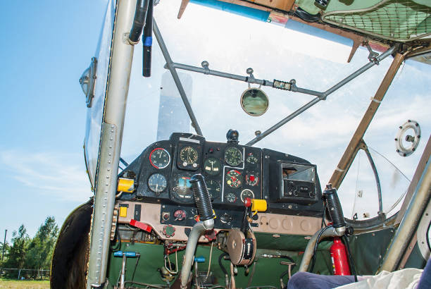 deska rozdzielcza w kokpicie z analogowymi gwarantami starego samolotu osobistego. zbliżenie szczegółowy widok na panel sterowania silnikiem w retro prywatnym samolocie - cockpit airplane autopilot dashboard zdjęcia i obrazy z banku zdjęć