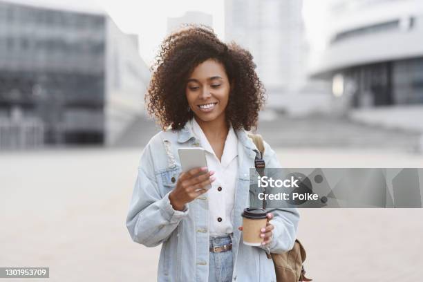 街の通りでスマートフォンを使う若い女性 - 電話を使うのストックフォトや画像を多数ご用意 - 電話を使う, 女性, 女性一人