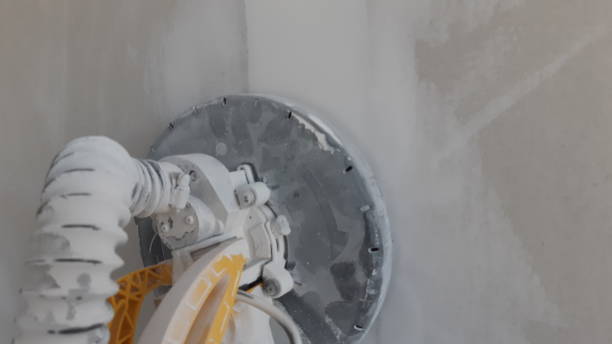 штукатурка круговой перхоть во время diy ремонтные работы в жилой комнате в доме или квартире - plasterboard plaster sander wall стоковые фото и изображения
