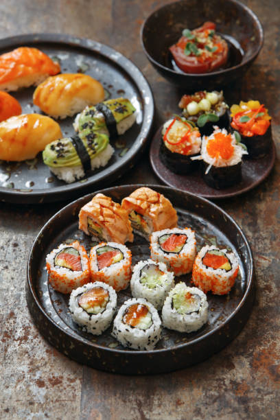 sushi und sushi roll set - sake nigiri stock-fotos und bilder