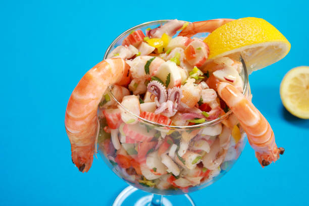 delicioso ceviche peruano de frutos do mar ou prato de seviche - shrimp cocktail - fotografias e filmes do acervo