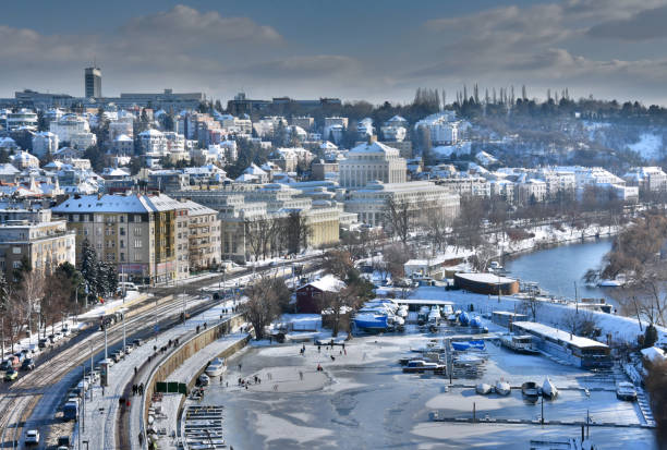 inverno na cidade de praga vista das imagens congeladas do rio vltava - prague czech republic high angle view aerial view - fotografias e filmes do acervo