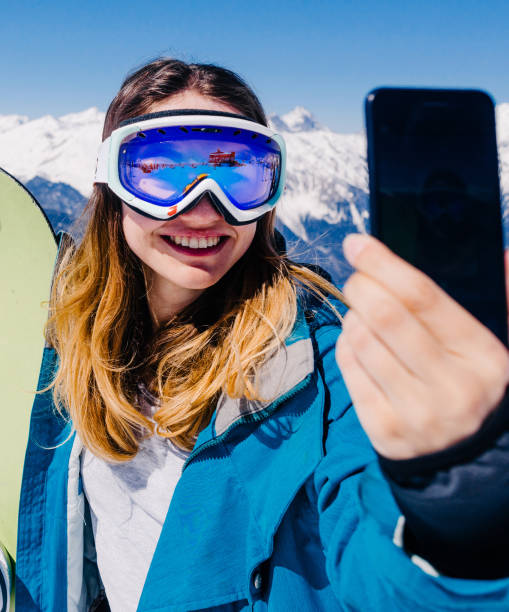 joven snowboarder mujer - snowboarding snowboard teenager red fotografías e imágenes de stock