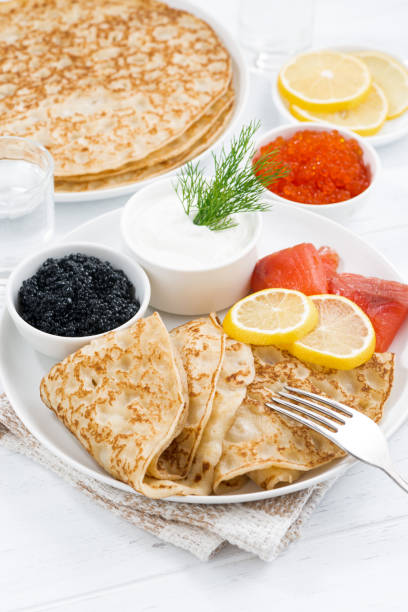 crepes tradicionais com peixe, creme de leite e caviar, vertical - appetizer caviar gourmet blini - fotografias e filmes do acervo