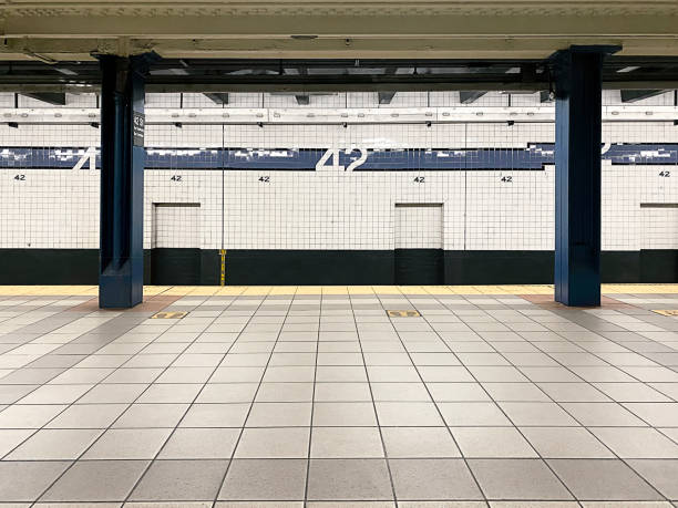 42nd street subway station 42nd street subway station in New York City subway platform stock pictures, royalty-free photos & images
