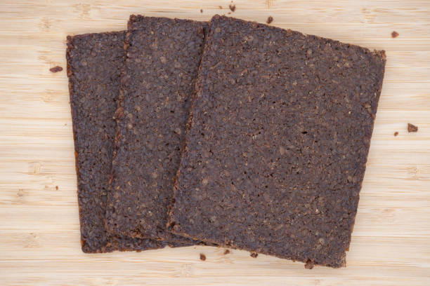 scheiben pumpernickelbrot - pumpernickel stock-fotos und bilder