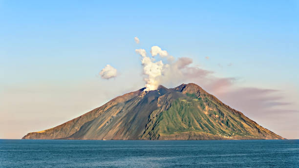 île stromboli par la mer tyrrhénienne en italie. - tyrrhenian photos et images de collection