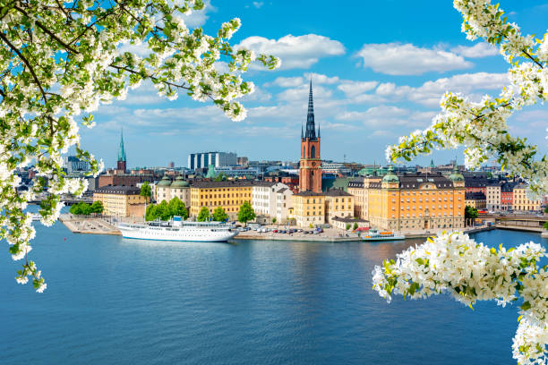 стокгольмский старый город (гамла стэн) весной, швеция - stockholm стоковые фото и изображения