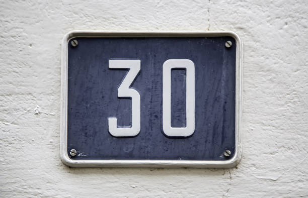 número treinta en una fachada - house numbering fotografías e imágenes de stock